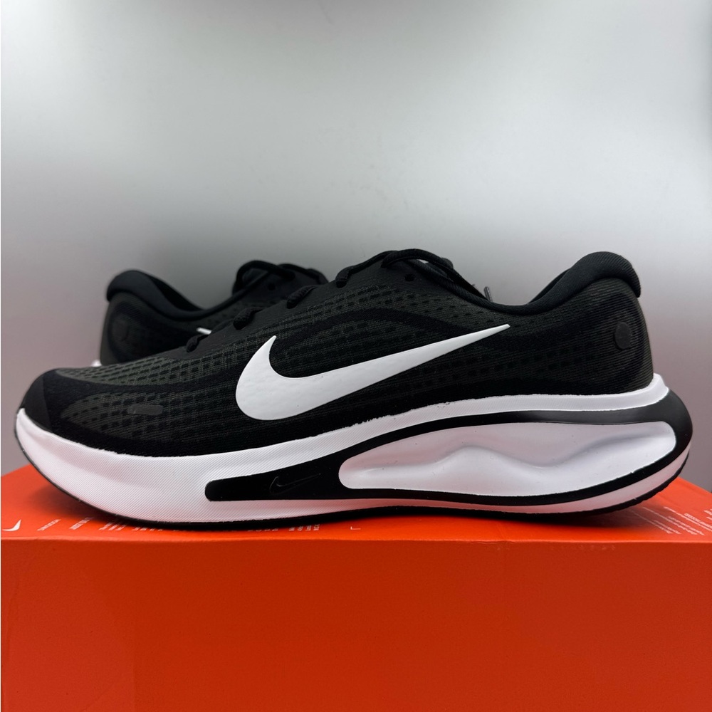 Nike Journey Run Black White BRAND NEW Size 10 Women